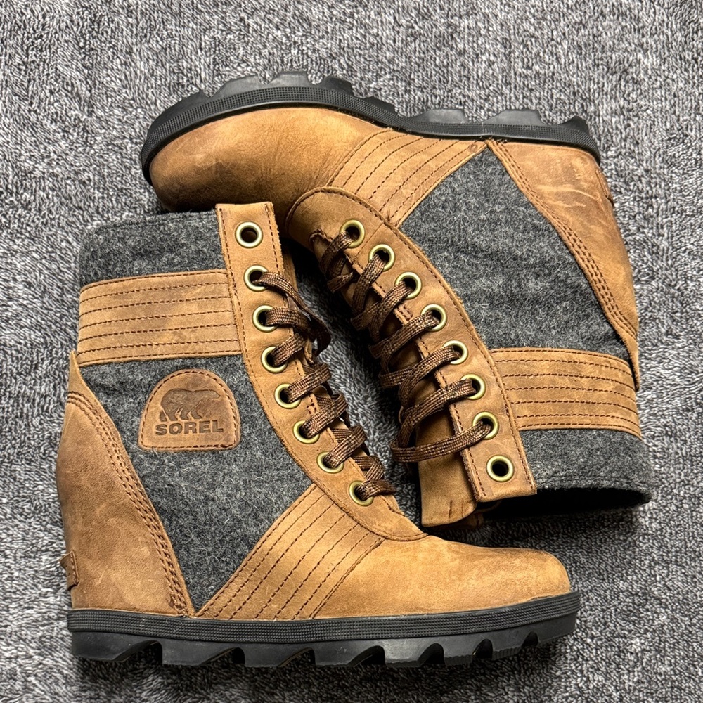 Sorel Women's Tan and Gray Lace-Up Wedge Boots